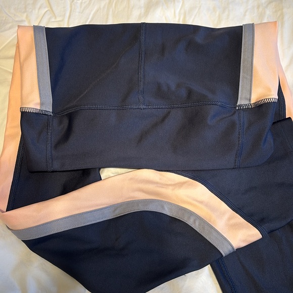 Under Armour HeatGear compression legging, Size Small. - Picture 6 of 6